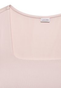 Svetlo roza majica s kvadratnim dekoltejem, narejena iz gladkega materiala. Na hrbtni strani ima oznako z napisom "LASCANA" v temnem tisku.