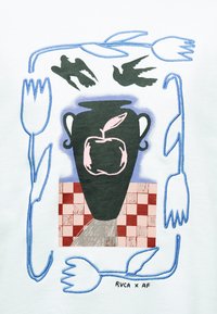 Μαύρο βάζο με ροζ ζωγραφιά μήλου σε κόκκινη καρό επιφάνεια, πλαισιωμένο από μπλε περιγράμματα τουλίπας και δύο μαύρα πουλιά που πετούν από πάνω.