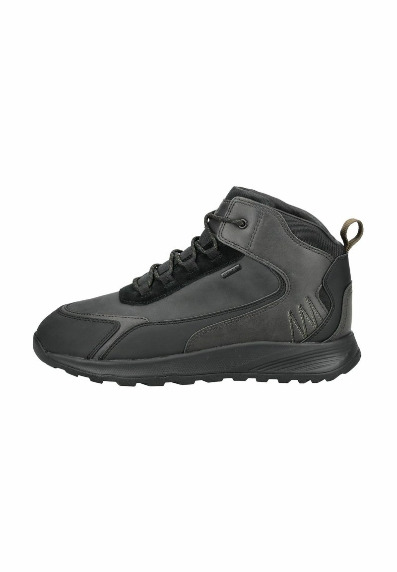 Zapatillas altas en cuero negro y textil, con un diseño de cordones, cuello acolchado y suela de goma con agarre texturizado.