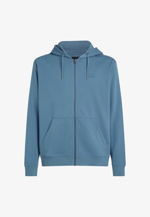 Hellenblaues Zip-Hoodie aus weichem Stoff. Verfügt über einen Frontreißverschluss, zwei Seitentaschen und eine Kapuze mit Kordelzug. Logo auf der linken Brust.