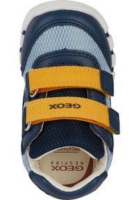 Scarpa Geox per bambini con tomaia in rete blu, dettagli in pelle blu scuro e fasce in velcro gialle. Presenta una soletta ammortizzata e suola bianca.