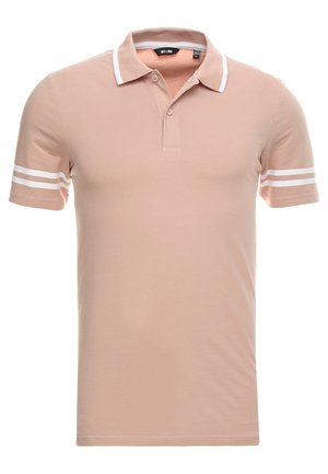 Jasnobrązowa krótka koszulka polo z białym obszyciem kołnierzyka i podwójnymi białymi paskami na każdym rękawie.