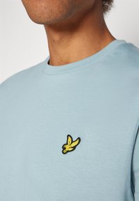 Lyle & Scott Camiseta básica - slate blue
