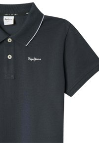 Polo shirt blu navy scuro realizzato in tessuto testurizzato, con colletto, patta con tre bottoni e logo ricamato bianco sul petto.