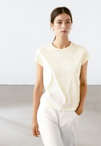 Massimo Dutti SHORT SLEEVE WITH ROUND NECK - T-shirts basic - yellow