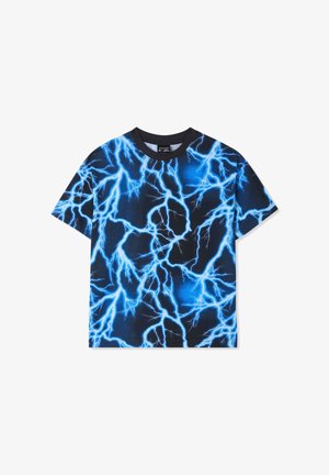 Niebieski wzór błyskawicy na czarnej koszulce z krótkim rękawem i okrągłym dekoltem. Wykonana z bawełny o gładkiej fakturze i luźnym kroju.