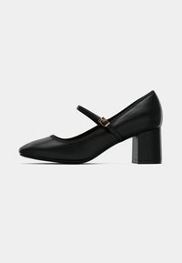Chaussure Mary Jane en cuir noir avec un bout arrondi, une bride réglable avec boucle dorée et un talon bloc de hauteur moyenne.