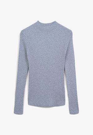 Maglione a maniche lunghe grigio chiaro a costine, con collo alto, silhouette aderente e fine trama a costine verticali.
