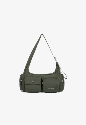 Borsa a spalla verde in nylon con forma curva, dotata di due tasche frontali, un scomparto con zip e una lunga tracolla regolabile.