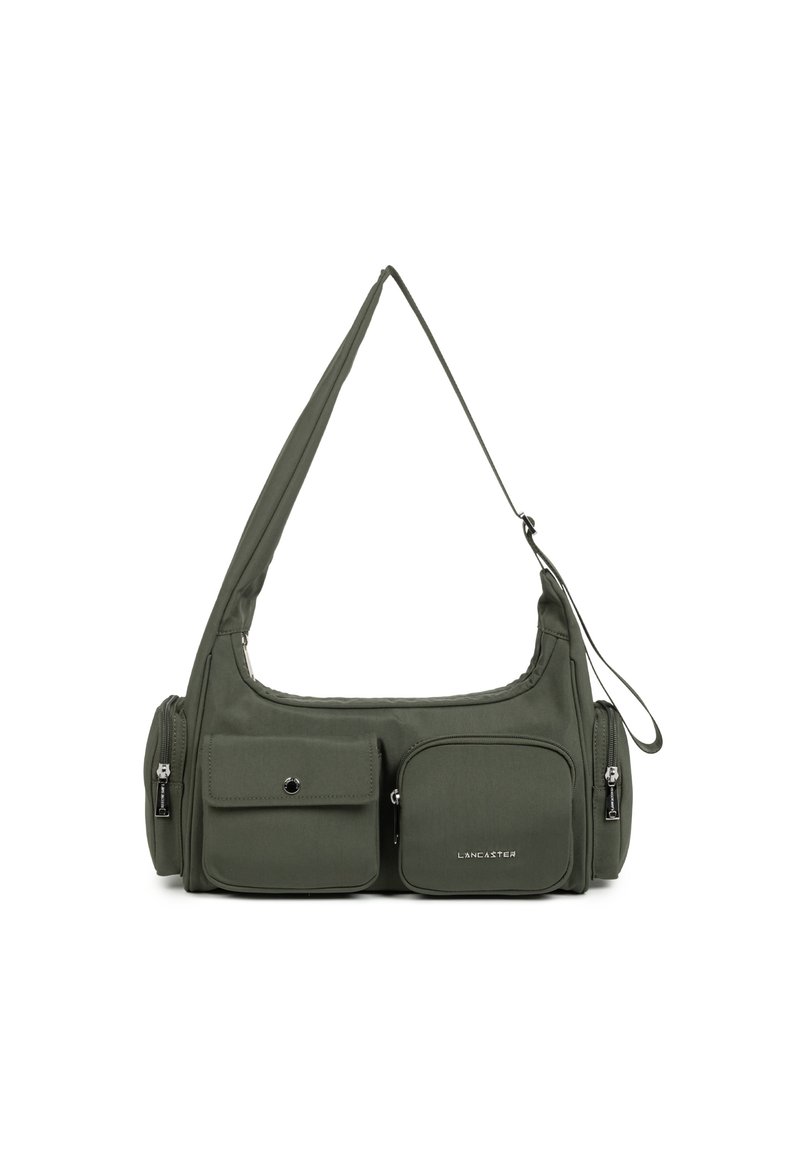 Borsa a spalla verde in nylon con forma curva, dotata di due tasche frontali, un scomparto con zip e una lunga tracolla regolabile.