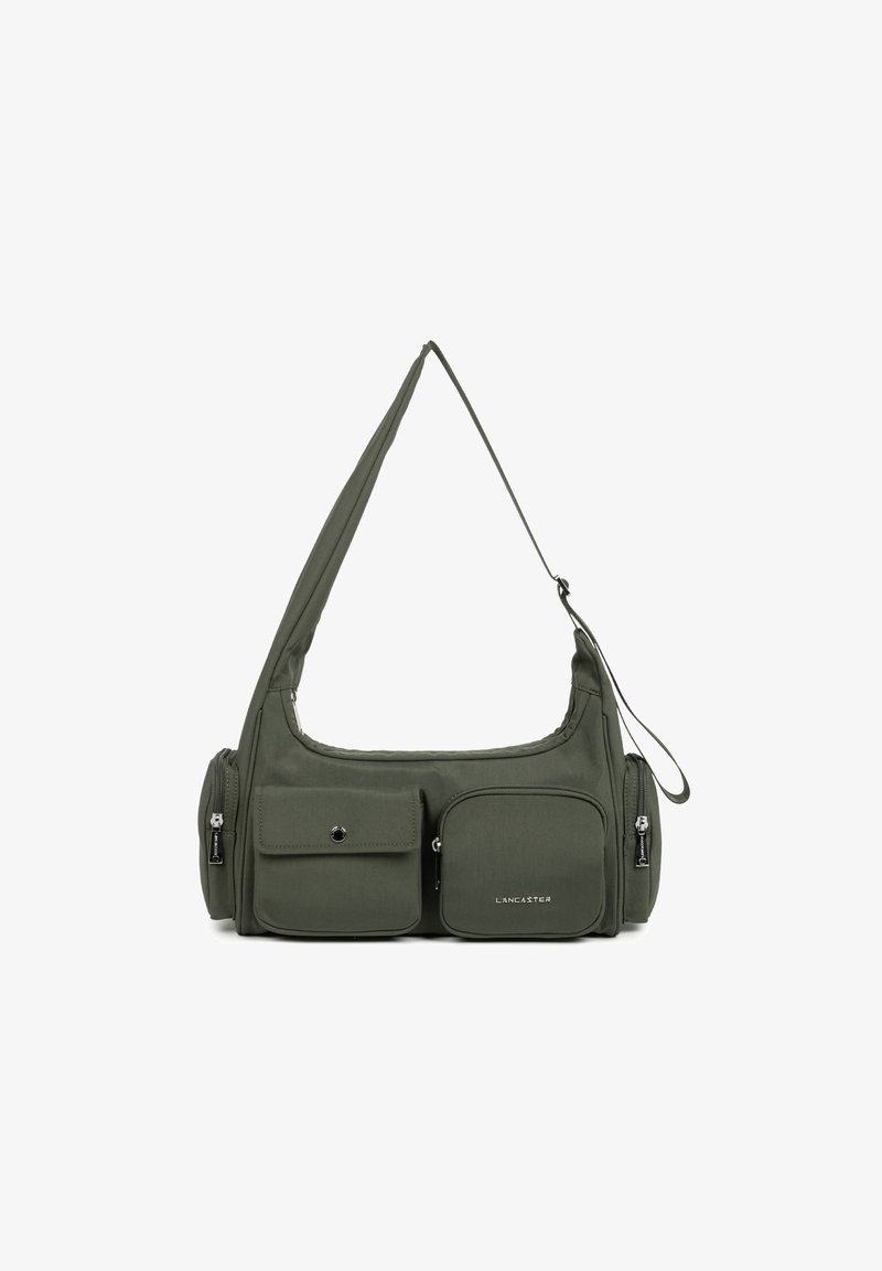 Groene nylon schoudertas met een gebogen vorm, voorzien van twee voorzakken, een ritsvak en een lange verstelbare schouderband.