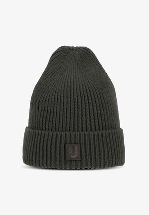 Strikket hue i mørkegrøn med ribbet struktur, der har en foldet kant og en lille, firkantet logo-patch i en matchende farve.