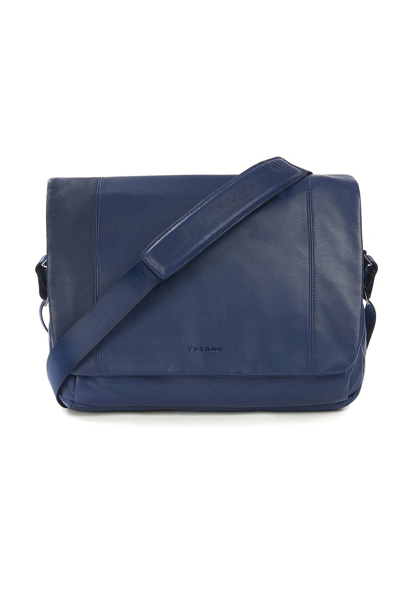 Borsa a messaggero in pelle blu navy con una texture liscia, forma rettangolare, tracolla regolabile e logo del marchio impresso sul fronte.