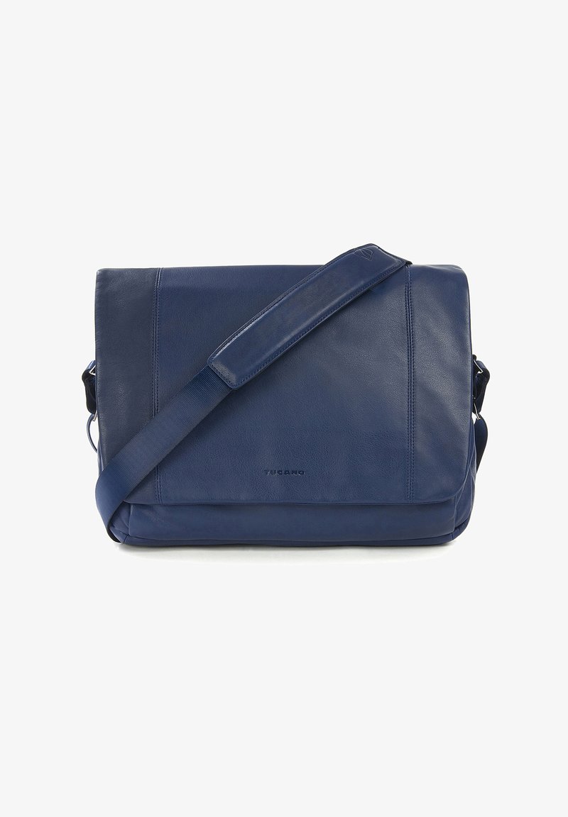 Borsa a messaggero in pelle blu navy con una texture liscia, forma rettangolare, tracolla regolabile e logo del marchio impresso sul fronte.