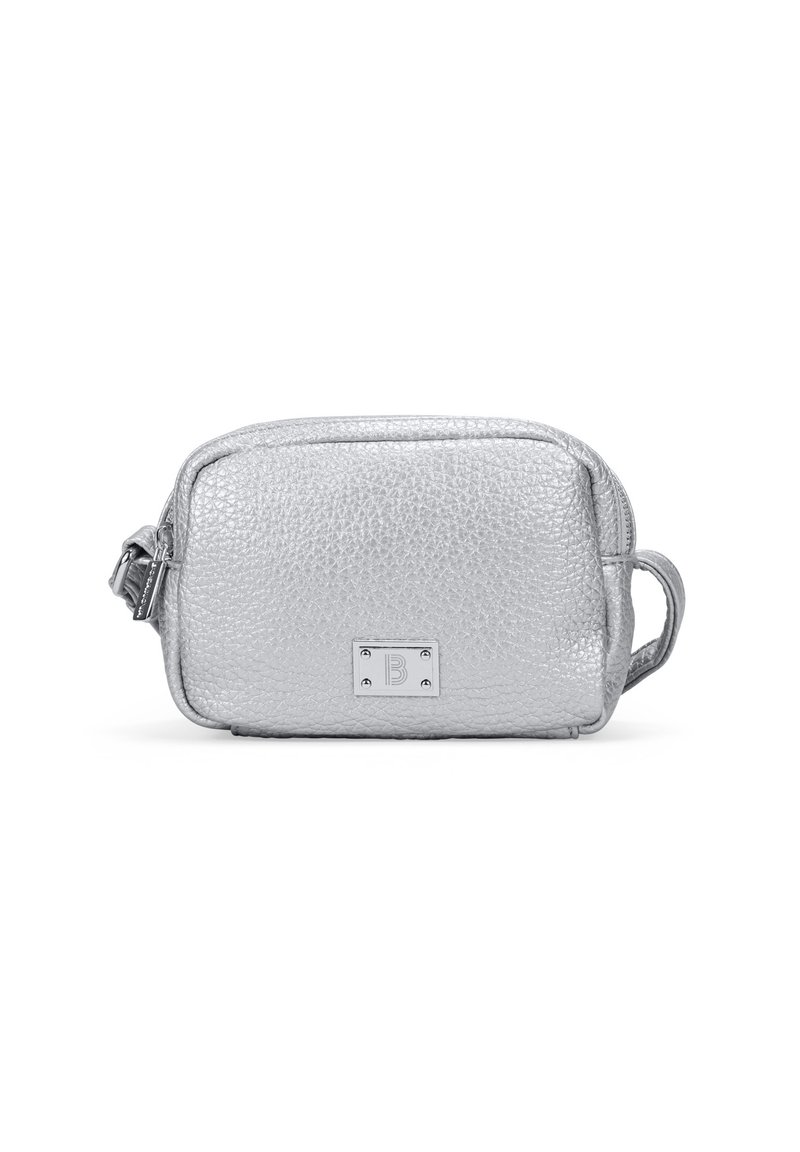 Bolso de mano plateado de piel con un acabado texturizado. Presenta un cierre superior con cremallera y un pequeño asa en el lateral. Acento de herrajes plateados.