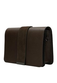 Brązowa skórzana torba o teksturowanym wykończeniu, z zamszowym paskiem na przodzie i eleganckim prostokątnym kształtem. Akcenty z metalowego okucia.