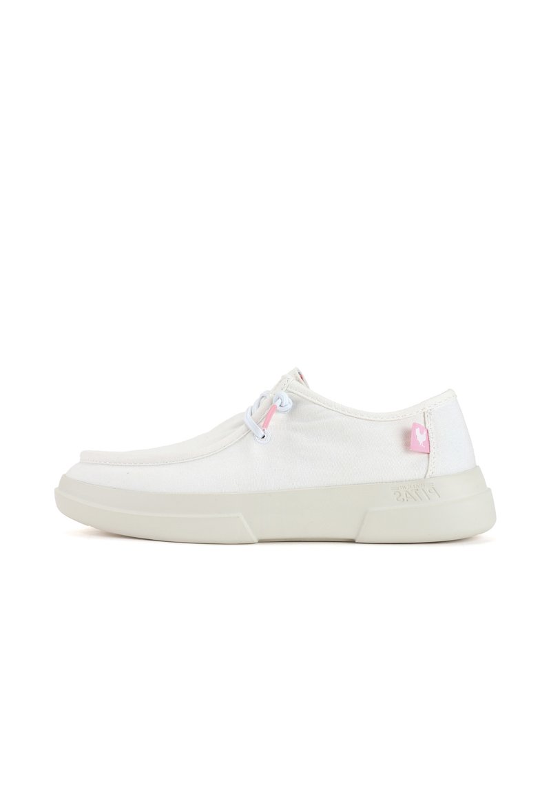 Zapatillas de lona blancas con un acabado texturizado, puntera curva, suela blanca y un acento rosa claro en el talón, con cierre de cordones.