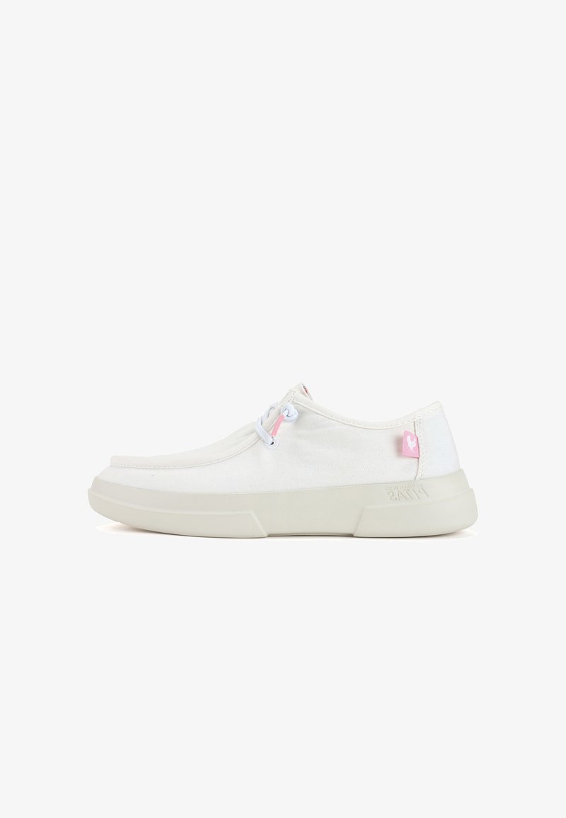 Baskets en toile blanches avec une finition texturée, bout arrondi, semelle blanche et accent rose clair au niveau du talon, avec un système de laçage.