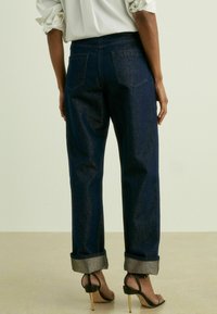 Reiss RUDI THREAD TURN-UP - Avar lõikega teksad - indigo