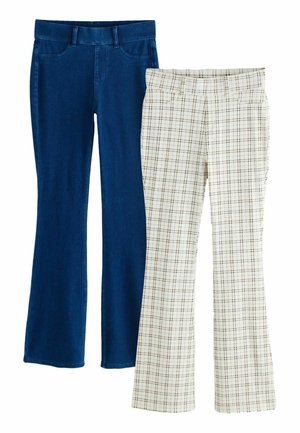 Twee damesbroeken: één effen donkerblauwe spijkerbroek en één witte met een zwart ruitpatroon, beide rechte pijpen met voorkantzakken en tailleband.