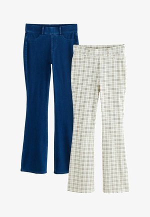 Dwie pary damskich spodni: jedna z ciemnego niebieskiego denimu, druga biała z czarnym wzorem w kratę, obie o prostych nogawkach, z przednimi kieszeniami i paskiem w talii.