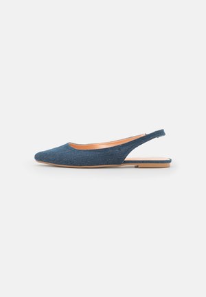 Niebieskie baleriny typu slingback z płaską podeszwą, spiczastym noskiem i beżową podeszwą na białym tle.