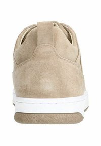 Sneaker in suede beige con un design arrotondato, suola intermedia bianca e suola esterna in gomma testurizzata. Presenta un tassello sul retro per un facile indosso.