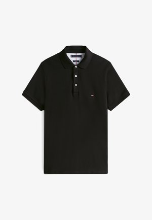 Czarna koszulka polo z krótkim rękawem, z kołnierzykiem, trzema białymi guzikami oraz małym logo Tommy Hilfiger w kolorach czerwonym, białym i niebieskim na piersi.