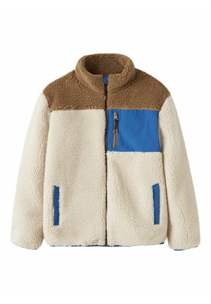 Veste en polaire Sherpa avec empiècement marron, corps crème, poches poitrine matelassées bleues et accents de poches latérales avec fermeture éclair devant.