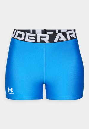 Plave atletske kratke hlače s crnim pojasom na kojem se nalazi bijeli tekst "UNDER ARMOUR". Glatka tekstura, uski dizajn i logo na rubu.