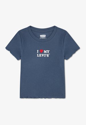 Blauw T-shirt met korte mouwen, geschulpte randen en witte tekst met "I [red heart] MY LEVI'S" op het midden voor.
