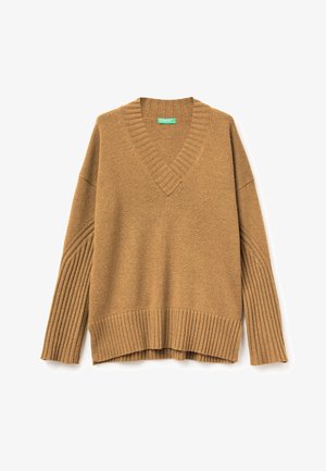Brązowy dzianinowy sweter z dekoltem w kształcie litery V, prążkowanymi mankietami i fakturowanym dołem. Charakteryzuje się luźnym krojem i miękkim, ciepłym materiałem.