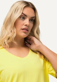 Ulla Popken V-AUSSCHNITT HALBARM - T-shirt basic - lemon yellow