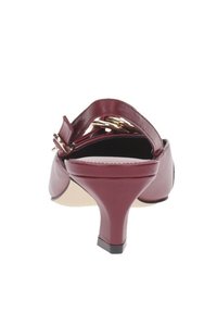 Scarpe con tacco alto in pelle bordeaux con tacco sottile, aperte sul retro e con un dettaglio dorato sulla fascia. Texture liscia, design elegante.