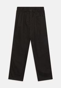 Zwarte broek van gladde stof, met een elastische tailleband, brede pijpen en een enkele achterzak met een klein logo-label.