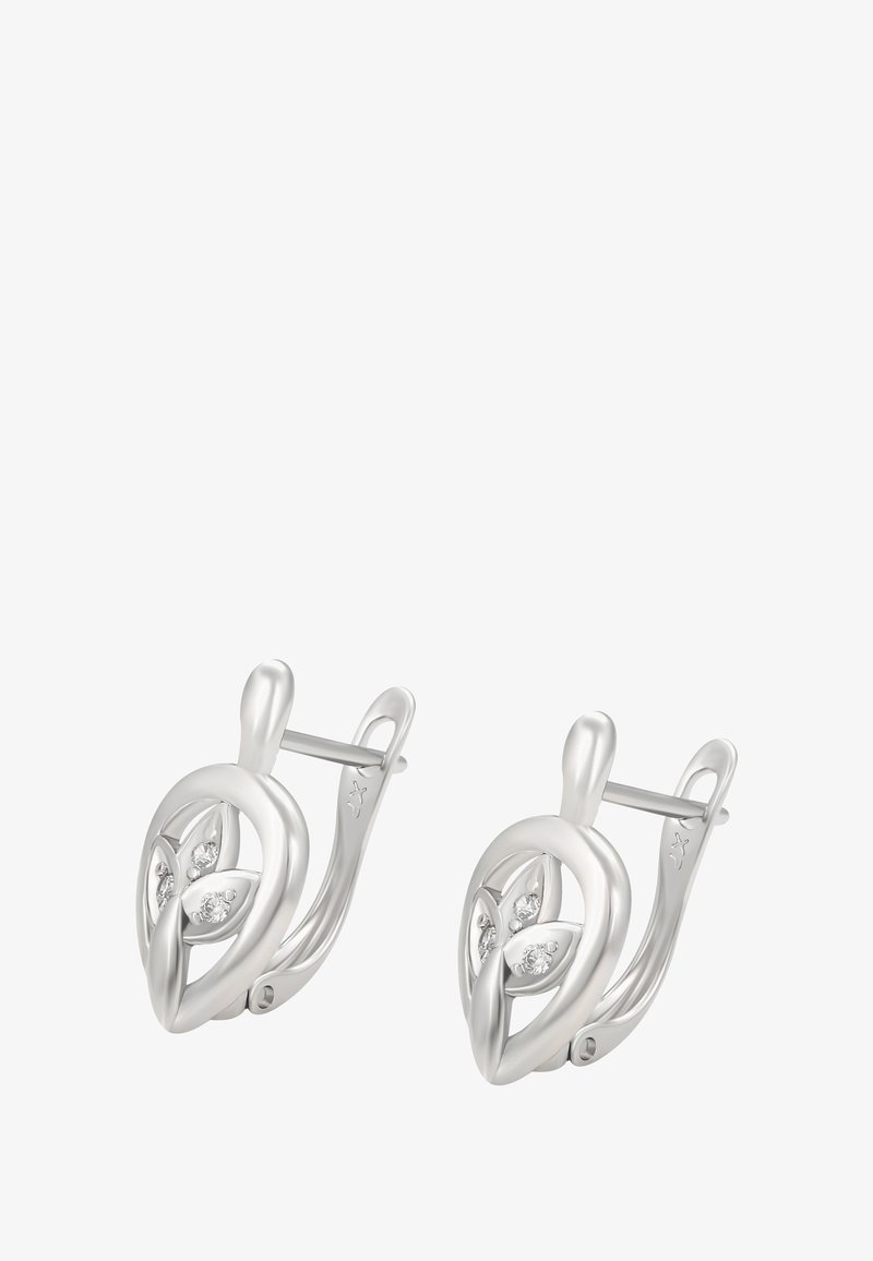 Boucles d'oreilles en argent en forme de créoles avec des découpes en forme de feuille, chacune ornée de trois petites pierres scintillantes, et dotées d'un fermoir à charnière.