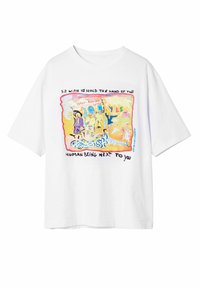 Biała koszulka z kolorowym nadrukiem graficznym, zawierającym ilustracje postaci, tekst oraz abstrakcyjne kształty, które dodają wizualnego zainteresowania.