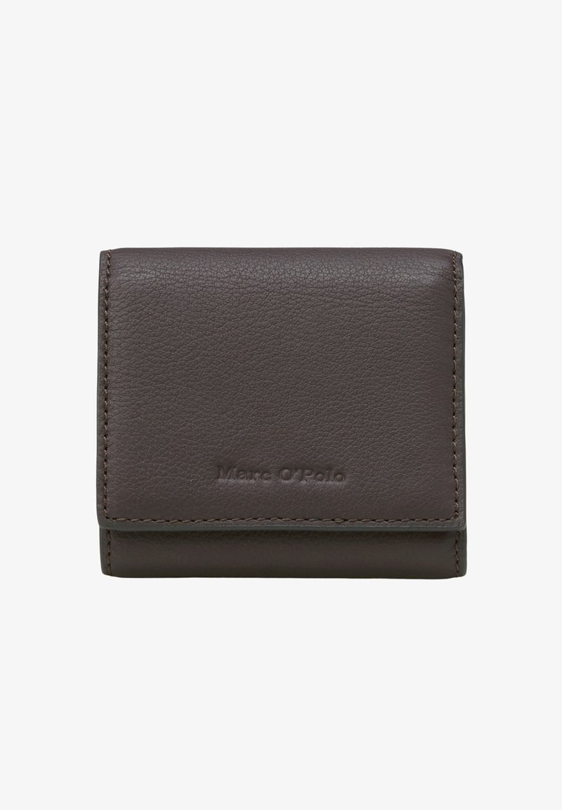 Bruine leren portefeuille met een gehamerde afwerking, voorzien van een opvouwbaar ontwerp en een reliëflogo aan de voorkant. Zichtbare stiksels accentueren het geheel.