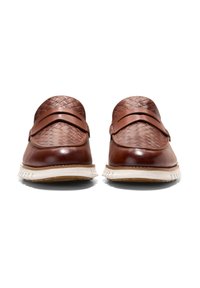 Bruine leren loafers met een gestructureerd geweven bovenwerk, een slanke afgeronde vorm en een witte rubberen zool. Voorzien van dubbele leren riemen.