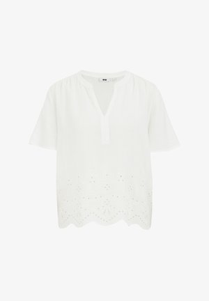Fehér pamut blúz rövid ujjakkal, V-kívágással és díszítő hímzéssel az alján, amely virágmintákat és hullámos széleket tartalmaz.
