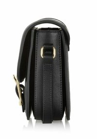 Czarna skórzana torebka o zorganizowanym kształcie, z złotymi akcentami metalowymi i odpinanym paskiem, umożliwiającym różne sposoby noszenia.