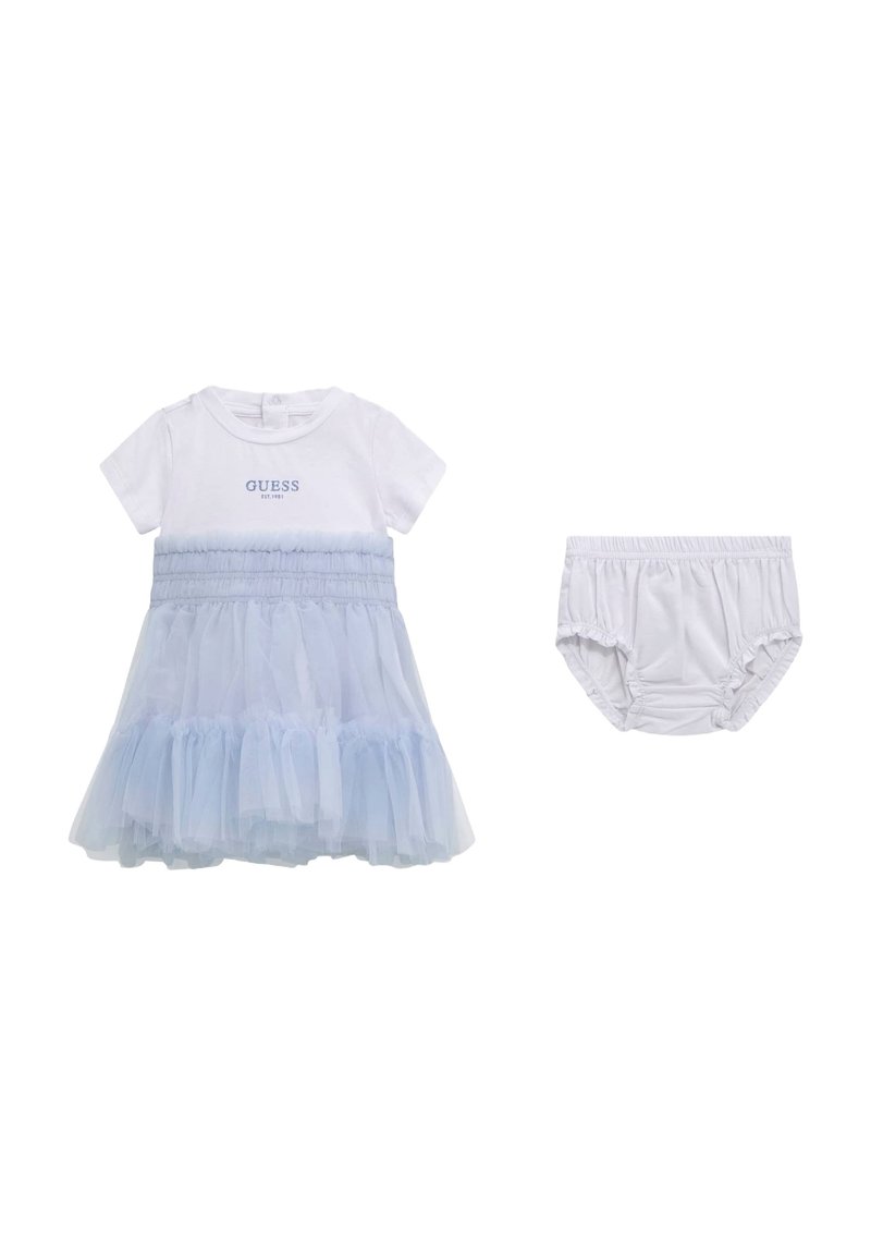 Weißes T-Shirt-Kleid mit hellblauem Tüllrock und Rüschensaum, mit "GUESS"-Logo. Inklusive passendem weißen Windelüberzug.