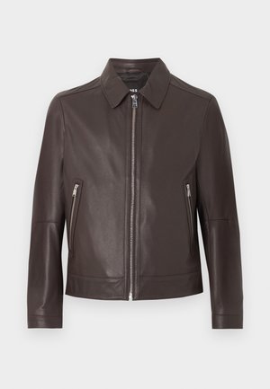 Donkerbruine leren jas met een ritssluiting aan de voorkant, twee ritssluitvakjes, een klassieke kraag en lange mouwen, getoond tegen een neutrale achtergrond.