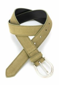 Olijfgroene spencerslederen riem met een zilveren metalen gesp, met een gladde textuur, verstelbare gaatjes en een taps toelopende punt.