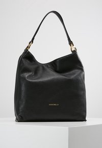 Musta nahkainen olkalaukku rennolla muotoilulla, jossa on kultainen logo-yksityiskohta ja yksi säädettävä olkahihna. Sileä pinta, minimalistinen tyyli.