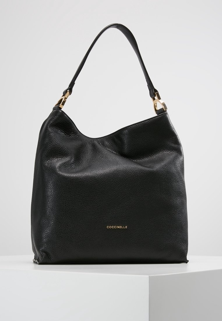 Musta nahkainen olkalaukku rennolla muotoilulla, jossa on kultainen logo-yksityiskohta ja yksi säädettävä olkahihna. Sileä pinta, minimalistinen tyyli.