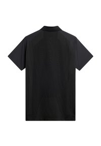 Svart atletisk pikétröja med korta ärmar, med en texturerad meshbak och lättviktigt tyg, med en subtil logodetalj nära kragen.