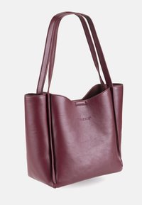 Borsa tote in pelle bordeaux con doppia tracolla e marchio in rilievo discreto al centro anteriore.