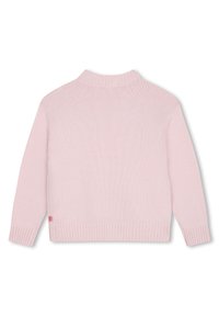 Rosa strikkegenser med høy hals, ribbede mansjetter og kant. Glatt tekstur med sømlig bakside og liten logodetalj nederst.