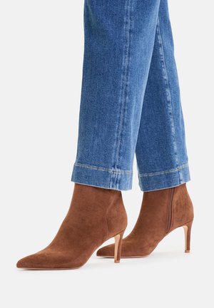 Magassarkú bokacsizmák - brown